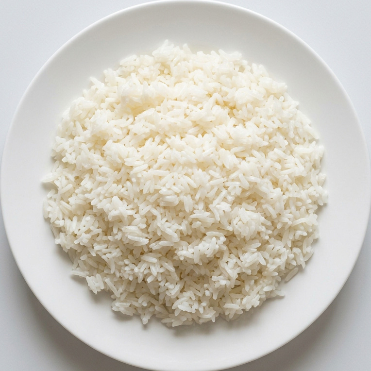 Plato de arroz blanco perfectamente graneado